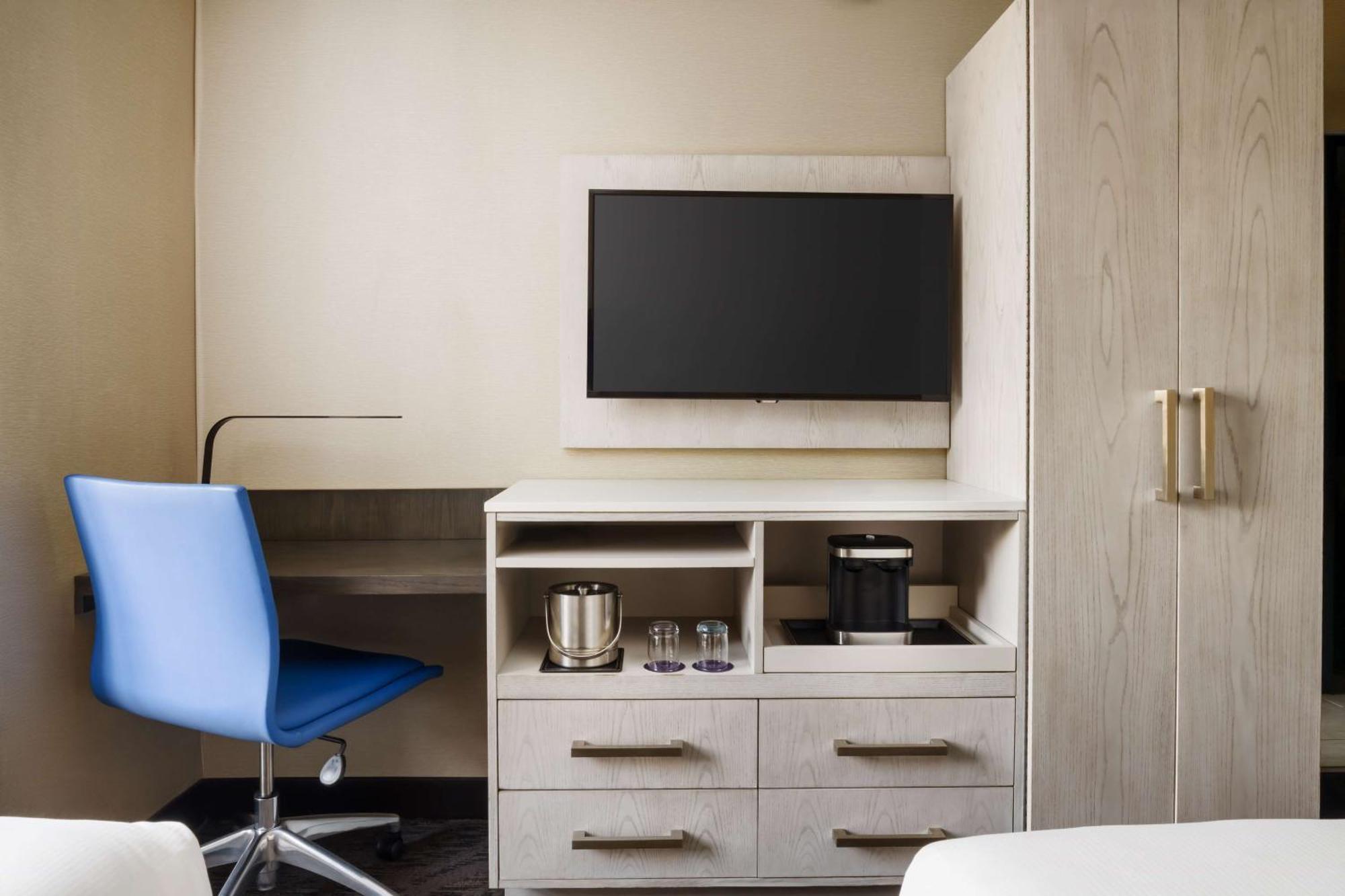Doubletree By Hilton New York Times Square West Hotel Екстериор снимка